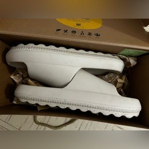 Steve Madden slides